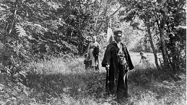 Sakari Topelius kävelyllä Alörnskogenissa vuonna 1897.