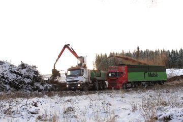 Energialaitokset saavat poltettavaa haketta muun muassa hakkuutähteistä. Kuivanut hakkuutähdekasa voidaan hakettaa paikan päällä metsäautotien varressa. (Kuvaaja: Sami Karppinen)