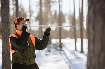 Hannu Liljeroos on huomannut, että tila-arvioissa voi olla isoja virheitä puuston tukkiosuuden suhteen. Metsätilan ostajan kannattaakin kiinnittää huomiota paitsi puuston määrään, myös laatuun. (Kuva: Seppo Samuli)