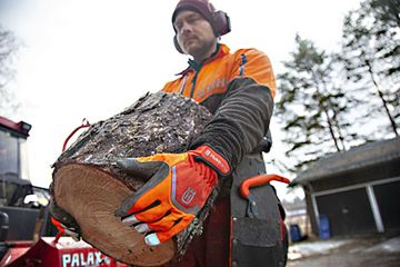 Technical Light -käsineet sopivat esimerkiksi raivaussahatöihin.  