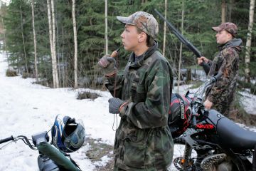 Nykyään variksia ammutaan lähinnä maatalousvahinkojen estämiseksi ja luonnonhoitokohteiden lajiston turvaamiseksi. Varispillillä puhalletaan varisten hätähuutoa. (Kuvaaja: JERE MALINEN)