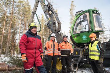 Kevättalven päivä on sopiva aika poimintahakkuulle.  Tutkimushakkuulla Luken Juha Laitila, Redun Raija Palokangas ja Tapani Tuisku sekä Luken Jaakko Repola. (Kuvaaja: Juha Ollila)