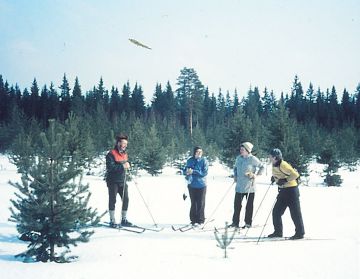 Jouko Juurikkala (vas.) ja hänen vaimonsa Elli Juurikkala (toinen oikealta) tapasivat Terrisuolla hiihtolenkillä naapurit vuonna 1962. Tuolloin suo oli jo ojitettu, mutta Juurikkala ei vielä ollut kaatanut puustoa suolta pois. (Kuvaaja: Jouko Juurikkalan valokuvakokoelma)