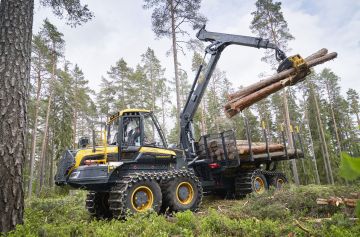 Suuren kantavuutensa ansiosta Ponsse Mammothilla voidaan ajaa jopa 30 kiintokuutiometrin kuormia. (Kuvaaja: Timo Villanen)