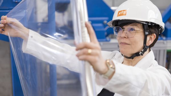 VTT:n kehittämää materiaalia ei erota muovista. (Kuvaaja: VTT)