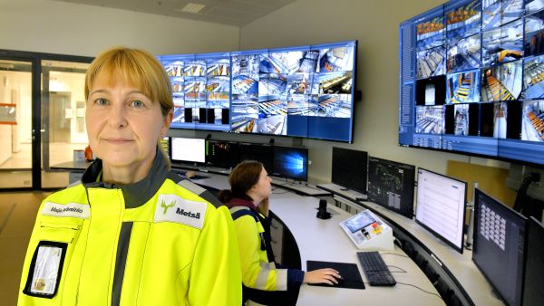 Raumalla sahaaminen on lähes täysin valvomotyöskentelyä prosessiteollisuuden tapaan. Liisa-Maija Perävainio uskoo, että laitos näyttää kehityksen suuntaa muullekin sahateollisuudelle. (Kuvaaja: JUHA SINISALO)