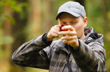 Metsänhoitoyhdistys Länsi-Uudenmaan metsäasiantuntija Hannu Hotma laskee puuston pohjapinta-alaa relaskoopin avulla. (Kuva: Seppo Samuli)