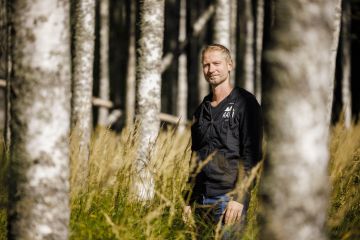 En haluaisi jarruttaa, mutta täytyy. Jos kotimaan puunhankintaan oikeasti panostettaisiin, niin kuitupuutakin löytyisi, Mikael Beck sanoo. (Kuvaaja: Seppo Samuli)