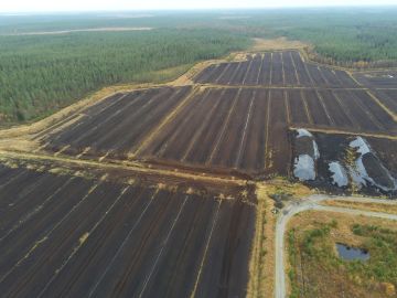 Ilmakuva turvetuotantoalueesta. Tällaisille tarvitaan uutta, kestävää käyttöä. (Kuvaaja: Jani Antila)