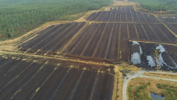 Ilmakuva turvetuotantoalueesta. Tällaisille tarvitaan uutta, kestävää käyttöä. (Kuvaaja: Jani Antila)
