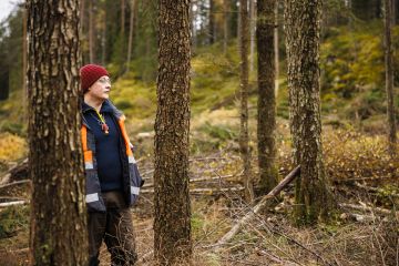 Kosteaan painanteeseen syntynyt tervalepikkö on oivallinen säästöpuukohde, sanoo Joni Hinkkuri. Kun säästöpuuryhmän ympärille jätetään neljän metrin vyöhyke, josta maata ei muokata, puiden juuret säilyvät ehjinä ja säästöpuut pysyvät paremmin pystyssä. (Kuvaaja: Seppo Samuli)