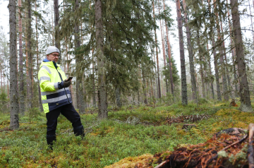 Hukatun puhelimen lähellä Paikanna laite -sovelluksensuuntimat kävivät sekaviksi, mutta silloin oltiin jo niin tuntumassa, että soittoääni paljasti tarkan sijainnin. (Kuva Sami Karppinen)