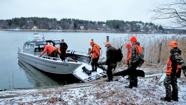Timo Skön kipparoi kauriinmetsästäjät Kulhoon. Saari on tunnettu 1968 suljetusta pahamaineisesta poikakodista.  