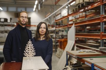 Lovi Oy:n toimitusjohtaja Mikko Paso ja suunnitelija Anne Paso perustivat yrityksen vuonna 2006. Erikokoiset koottavat kuuset ovat yrityksen myydyimpiä tuotteita. (Kuva: Antti J. Leinonen)