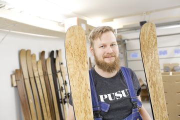 Toimitusjohtaja Jani Ahvenainen sanoo Pusun suksien kilpailevan ekologisuudella ja laadulla. Pusu Skis -brändiin panostetaan myös isosti. Visakoivukuosi erottuu laskettelurinteissä varmasti edukseen.  (Kuvaaja: Sami Karppinen)
