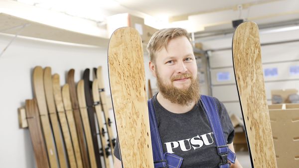 Toimitusjohtaja Jani Ahvenainen sanoo Pusun suksien kilpailevan ekologisuudella ja laadulla. Pusu Skis -brändiin panostetaan myös isosti. Visakoivukuosi erottuu laskettelurinteissä varmasti edukseen. (Kuvaaja: Sami Karppinen)