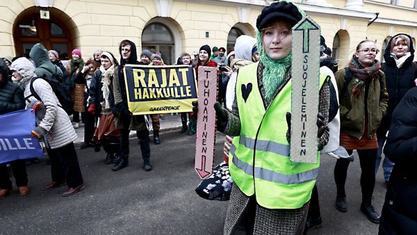 Kun nuoret ihmiset osoittavat mieltään luontokatoa vastaan, se vaikuttaa ennen pitkää metsäpäätösten reunaehtoihin, kirjoittajat toteavat.  (Kuvaaja: Antti Hämäläinen)