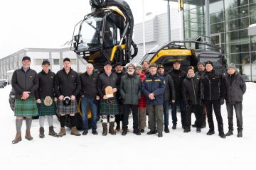 Luovutusseremonia juhlistettiin säkkipilleillä. Musiikista vastasi Royal Burgh of Annan Pipe Band -orkesteri. (Kuva: Ponsse)