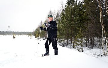 Maaliskuun lopulla oikealla olevaan, avosoiden keskellä sijaitsevaan männikköön pääsi vain suksilla. Timo Jämsä näyttää tietä.  (Kuvaaja: Esko Keski-Vähälä)