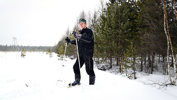 Maaliskuun lopulla oikealla olevaan, avosoiden keskellä sijaitsevaan männikköön pääsi vain suksilla. Timo Jämsä näyttää tietä. (Kuvaaja: Esko Keski-Vähälä)