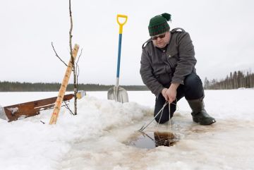 Kansainvälistä imastoraporttiakin kirjoittamassa ollut Tero Mustonen työskentelee myös kalastajana. 