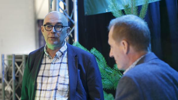 MTK:n metsävaltuuskunnan puheenjohtaja Mikko Tiirola (vas.) ja Suomen metsäkeskuksen metsänhoidon asiantuntija Markku Remes vaihtoivat ajatuksia korjuujäljen tarkastuksista syntyneestä kohusta Kalajoen Proforest-tapahtumassa perjantaina. Molemmat pitivät hyvänä, että asian noustua esille harvennusjälki metsissä on kehittynyt parempaan suuntaan. (Kuva: Sami Karppinen)