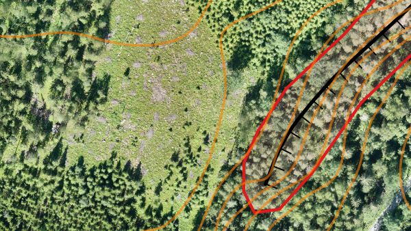 Dronetarkastuksilla selvitetään, ulottuvatko satelliittikuvista havaitut hakkuut metsälakikohteen puolelle.  Dronekuvassa näkyy jyrkänne ja sen länsipuolella tehty hakkuu. Jyrkänteen ja sen alusmetsän muodostama metsälain erityisen tärkeä elinympäristö on rajattu punaisella. Kuvan perusteella hakkuu on jäänyt metsälain erityisen tärkeän elinympäristön rajauksen ulkopuolelle, eikä metsälakia ole rikottu.  (Kuva: Suomen Metsäkeskus)