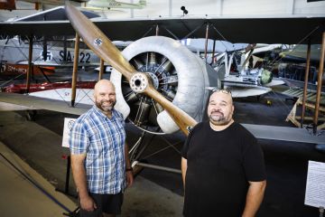 Matias Laitinen ja Antti Laukkanen seisovat ranskalaistaustaisen Caudron C60 -koulukoneen edessä. Puurakenteinen lentokone oli Suomen ilmavoimien käytössä 1920- ja 1930-luvuilla. (Kuva: Seppo Samuli)