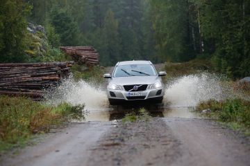 Metsähallituksen metsänhoidon operaatioasiantuntija Mika Anttilan mukaan Keski-Suomessa on jouduttu monin paikoin rumpujen korjausoperaatioihin tulvia aiheuttaneiden sateiden vuoksi. Kivijärvellä vesi lainehti jopa hiekkakankaiden notkokohdissa viime viikolla. (Kuva: Sami Karppinen)