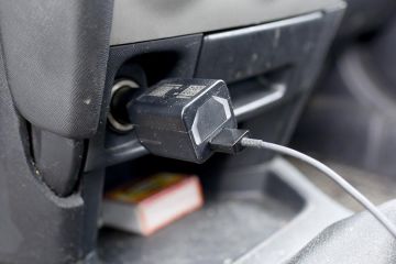 Teltonika paikannin muistuttaa tupakansytyttimeen kytkettävää usb-laturia, mitä se myös on.  (Kuvaaja: Sami Karppinen)