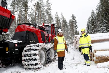 Metsäpalvelu Nygård Oy:n Arto Nygård on ensimmäinen Stora Enson uuden konseptin mukainen yrittäjä Suomessa. Vimpelissä uutta mallia esittelemässä oli myös Stora Enson operaatiojohtaja Elina Hopponen. (Kuvaaja: Sami Karppinen)