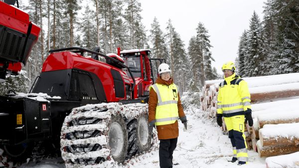 Metsäpalvelu Nygård Oy:n Arto Nygård on ensimmäinen Stora Enson uuden konseptin mukainen yrittäjä Suomessa. Vimpelissä uutta mallia esittelemässä oli myös Stora Enson operaatiojohtaja Elina Hopponen. (Kuvaaja: Sami Karppinen)