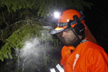 HL 1200 kypärälamppu on suunniteltu Husqvarnan Technical kypärään, mutta tarralla sen saa kiinni kätevästi mihin tahansa kypärään. Otsanauhaa ei kypärään kiinnitettäessä tarvita, vaikka se kuvassa on mukana. (Kuvaaja: Sami Karppinen)