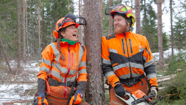 Aapo Isotalus sahaa samalla palstalla tyttöystävänsä Eeva Naperoisen kanssa. (Kuva: Mikko Riikilä)