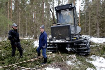 Haapaveden yhteismetsän puheenjohtaja Markku Anttila (oik.) ja hakkuukoneyrittäjä Tuomo Seppälä vaihtoivat ajatuksia harvennusvoimakkuudesta ja keliolosuhteista Haapaveden Mieluskylällä metsänhoitoyhdistyksen korjuupalvelun harvennusleimikolla. (Kuvaaja: Sami Karppinen)