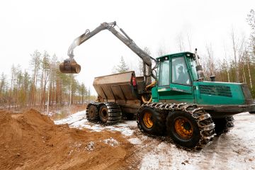 Tuhkaa levitetään 3 000–5 000 kiloa hehtaarille. Se on noin kymmenkertainen määrä keinolannoitteisiin verrattuna, joten käsityönä tuhkan levitys on raskasta. (Kuvaaja: Sami Karppinen)