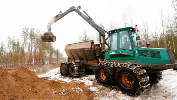 Tuhkaa levitetään 3 000–5 000 kiloa hehtaarille. Se on noin kymmenkertainen määrä keinolannoitteisiin verrattuna, joten käsityönä tuhkan levitys on raskasta. (Kuvaaja: Sami Karppinen)
