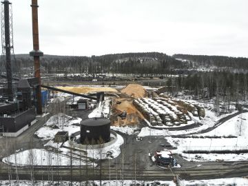Jyväskylän Rauhalahden voimalan pihalla haketettiin energiapuuta maaliskuun lopulla. (Kuvaaja: Sami Karppinen)