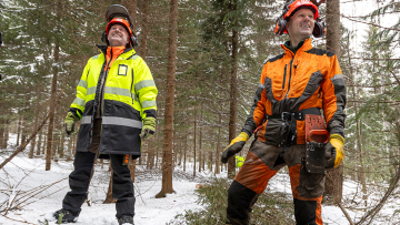 Taiga Forestry Oy:n Fraser Hutchison ja Francis Prior tekevät talvikaudella harvennushakkuita Imatran kaupungin metsissä. (Kuvaaja: Oskari Nikkinen)