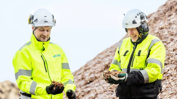 Westaksen bioenergiapäällikkö Juha Vahtera ja tuotantojohtaja Sakari Virtanen tarkastelevat Raunion sahan lämpölaitoksessa poltettavaa kuusenkuorta. Oma lämpölaitos tuottaa sahatavaran kuivauksessa käytettävän lämmön. 