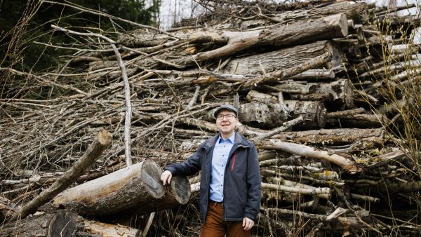Apulaisprofessori Jussi Lintusen mielestä markkinataloudessa hinnat määräävät, miten puuta on taloudellisesti kannattavaa käyttää. Silloin puun käyttö on myös kansantalouden näkökulmasta järkevää.   (Kuvaaja: Seppo Samuli)