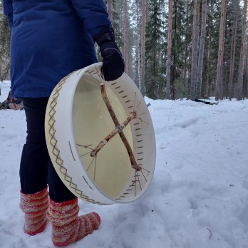 LuontoSydämen kanssa järjestämällämme retriitillä käytiin rumpurentoutusmatkalla metsän siimeksessä. (Kuva: Johanna Teräväinen)