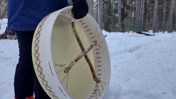 LuontoSydämen kanssa järjestämällämme retriitillä käytiin rumpurentoutusmatkalla metsän siimeksessä. (Kuva: Johanna Teräväinen)