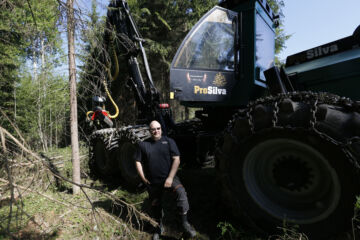 Jaakko Hirvi on onnistunut ostamaan puuta hintojen noustessakin. (Kuvaaja: Sami Karppinen)