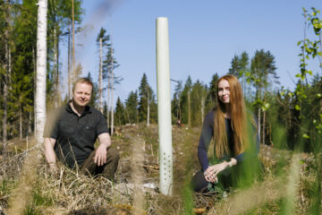 Luonnonvarakeskuksen tutkija Janne Miettinen ja Metsäkeskuksen Inna Salminen esittelivät täsmämetsänhoidon mallikohdetta Paimiossa. Täsmämetsänhoidolla haetaan metsänkasvatukseen lisää kestävyyttä ja monimuotoisuutta. (Kuvaaja: Seppo Samuli)
