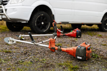 Tänä päivänä metsurien tärkeimmät työvälineet ovat raivaussaha ja pottiputki. Se ei työehtosopimuksen teksteissä kuitenkaan näy. (Kuvaaja: Seppo Samuli)