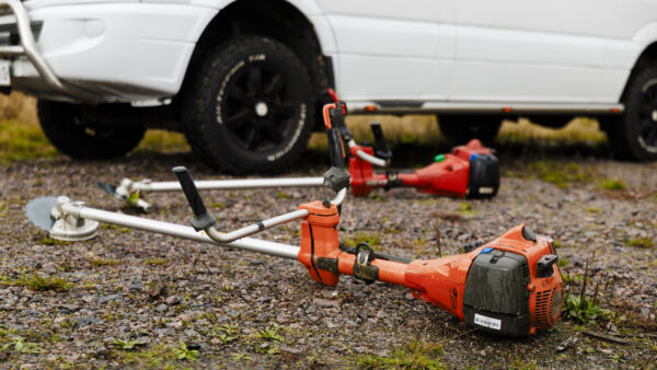 Tänä päivänä metsurien tärkeimmät työvälineet ovat raivaussaha ja pottiputki. Se ei työehtosopimuksen teksteissä kuitenkaan näy. (Kuvaaja: Seppo Samuli)