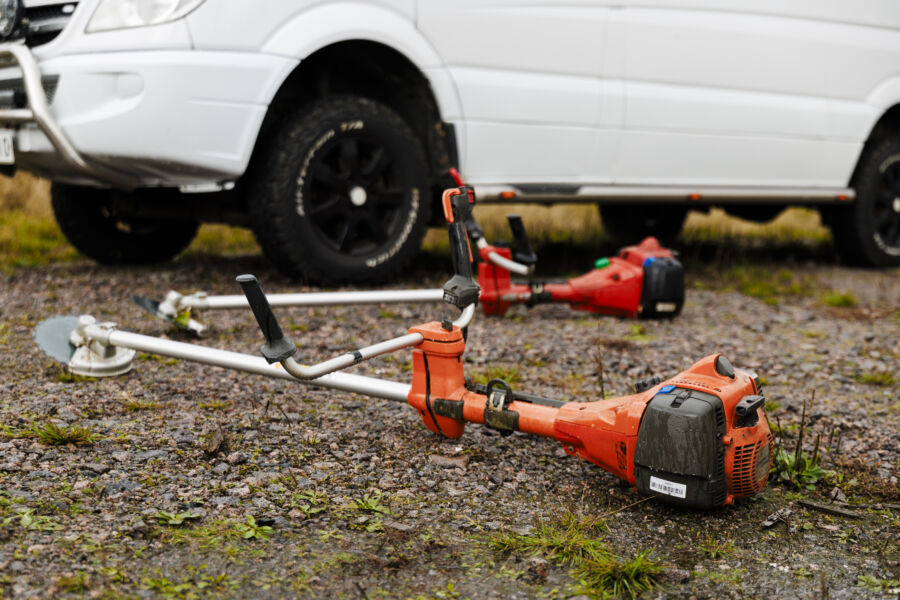 Tänä päivänä metsurien tärkeimmät työvälineet ovat raivaussaha ja pottiputki. Se ei työehtosopimuksen teksteissä kuitenkaan näy. (Kuvaaja: Seppo Samuli)