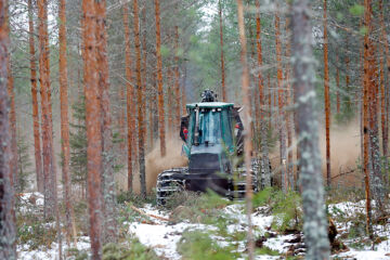 Tuhkalannoitetta levitetään joko maasta käsin tai helikopterilla. Irtotuhkan maalevitys on edullista ja tuo hyvän kasvunlisäyksen. (Kuvaaja: Sami Karppinen)