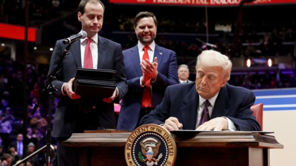 	 Preisidentti Donald Trump haluaa määräyksellään korvata kanadalaista puutavaraa yhdysvaltalaisella.